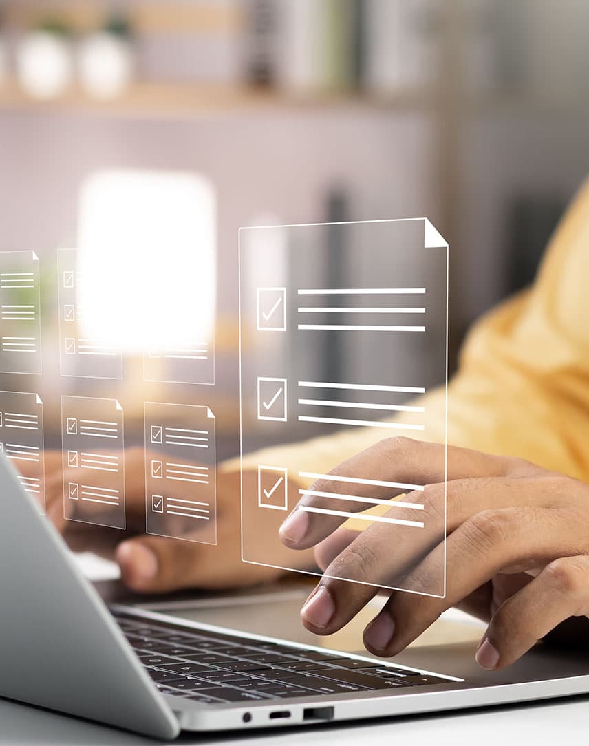 Ausfüllen eines digitalen Fragebogens an einem Notebook